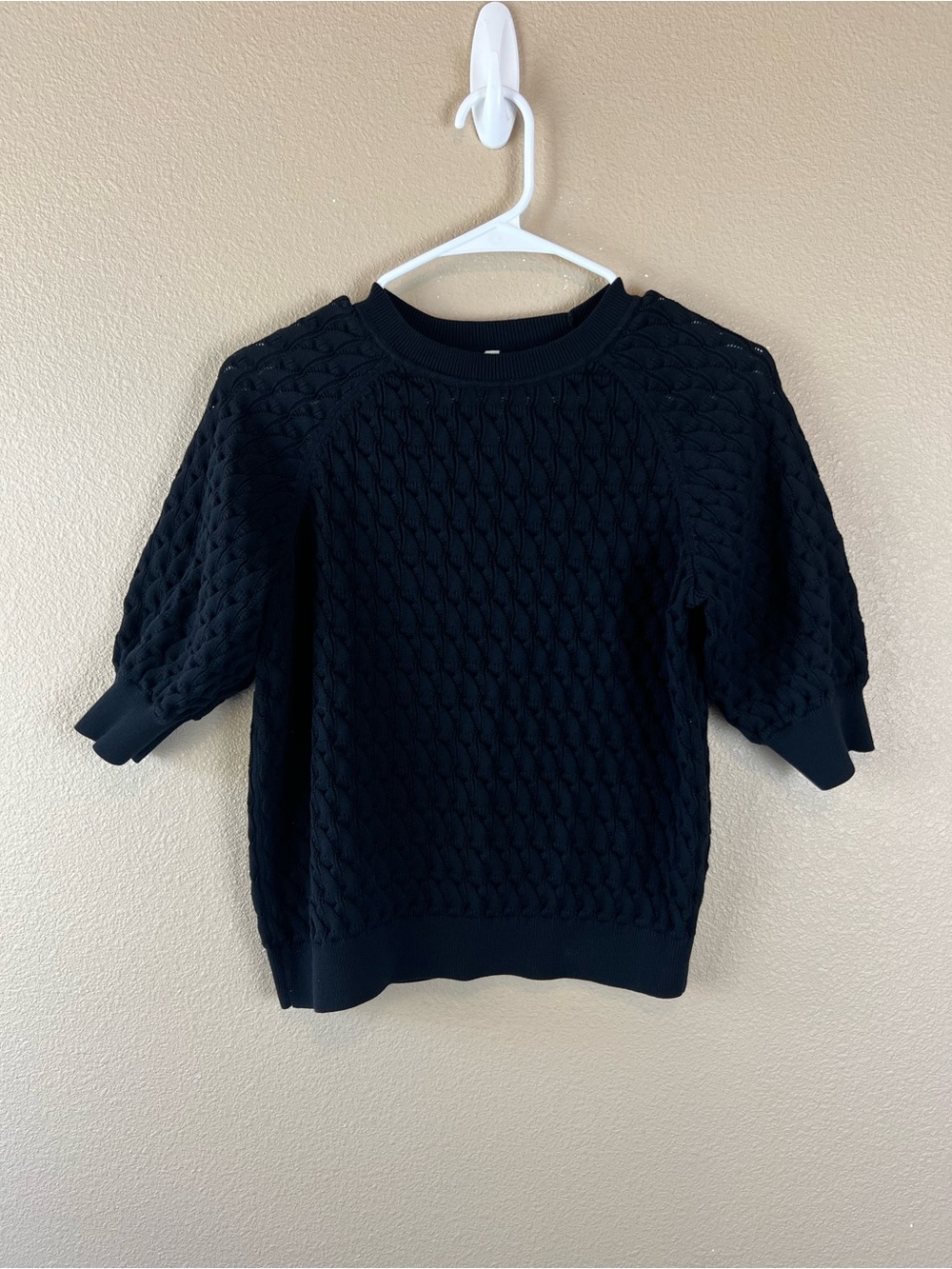 paper label black textured puff sleeve knit top